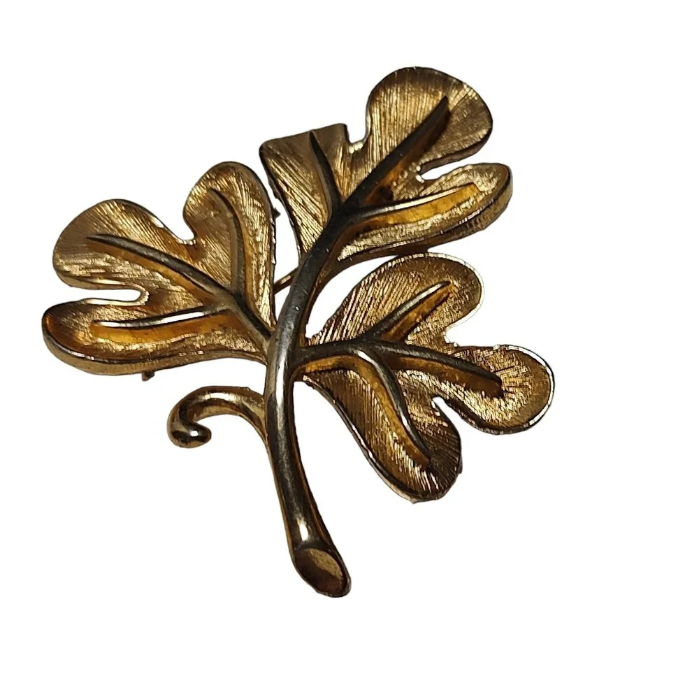 Vintage Leaf Gold Tone Brooch‎ Two Inch Granny Core Unbranded Fall Autumn